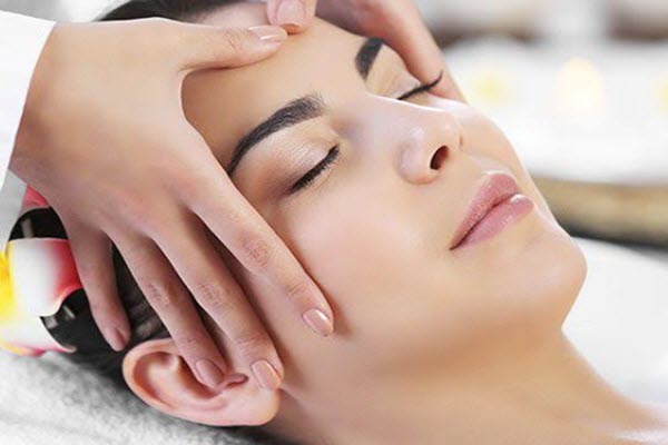 بررسی تفاوت بین مراقبت خانگی و خدمات حرفه ای فیشیال